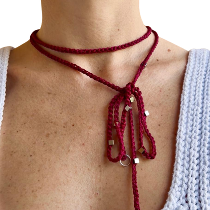 Doppio Senso Dettagli Argento È NA ROBA: collana cordino bordeaux intrecciato con perline argento, indossata al collo
