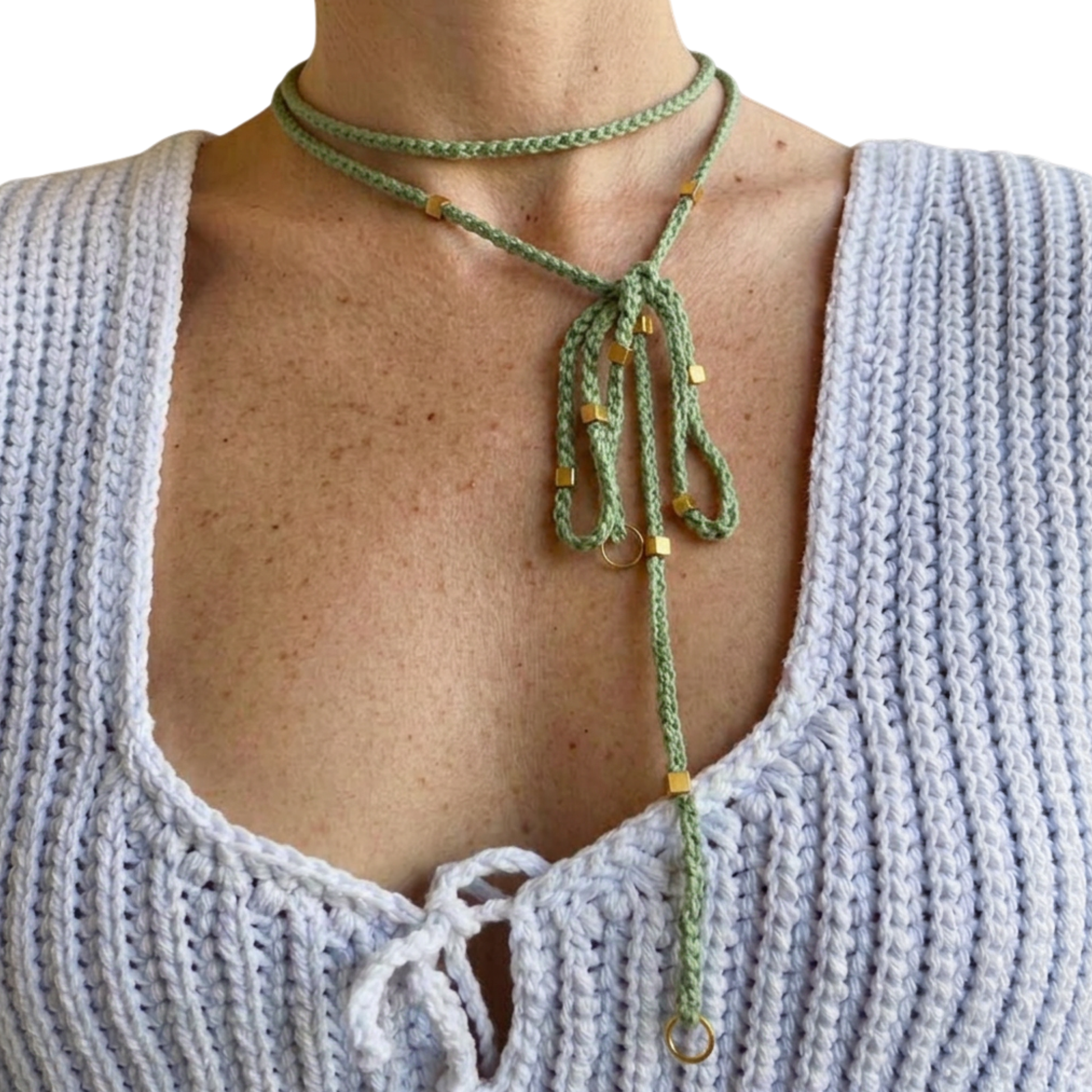 Doppio Senso Dettagli Oro È NA ROBA: collana artigianale in cotone verde salvia con perline dorate, indossata come lariat